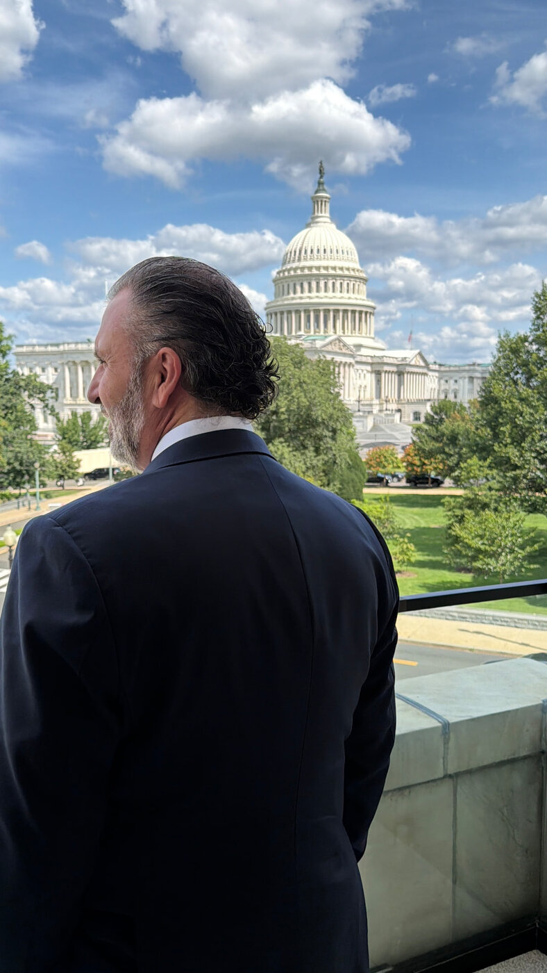 Roberto Arzú looking toward the United States Capitol in Washington, D.C.